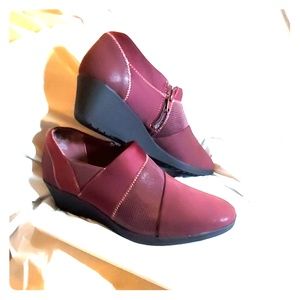 NWOT Burgady Wedges Sz 8M